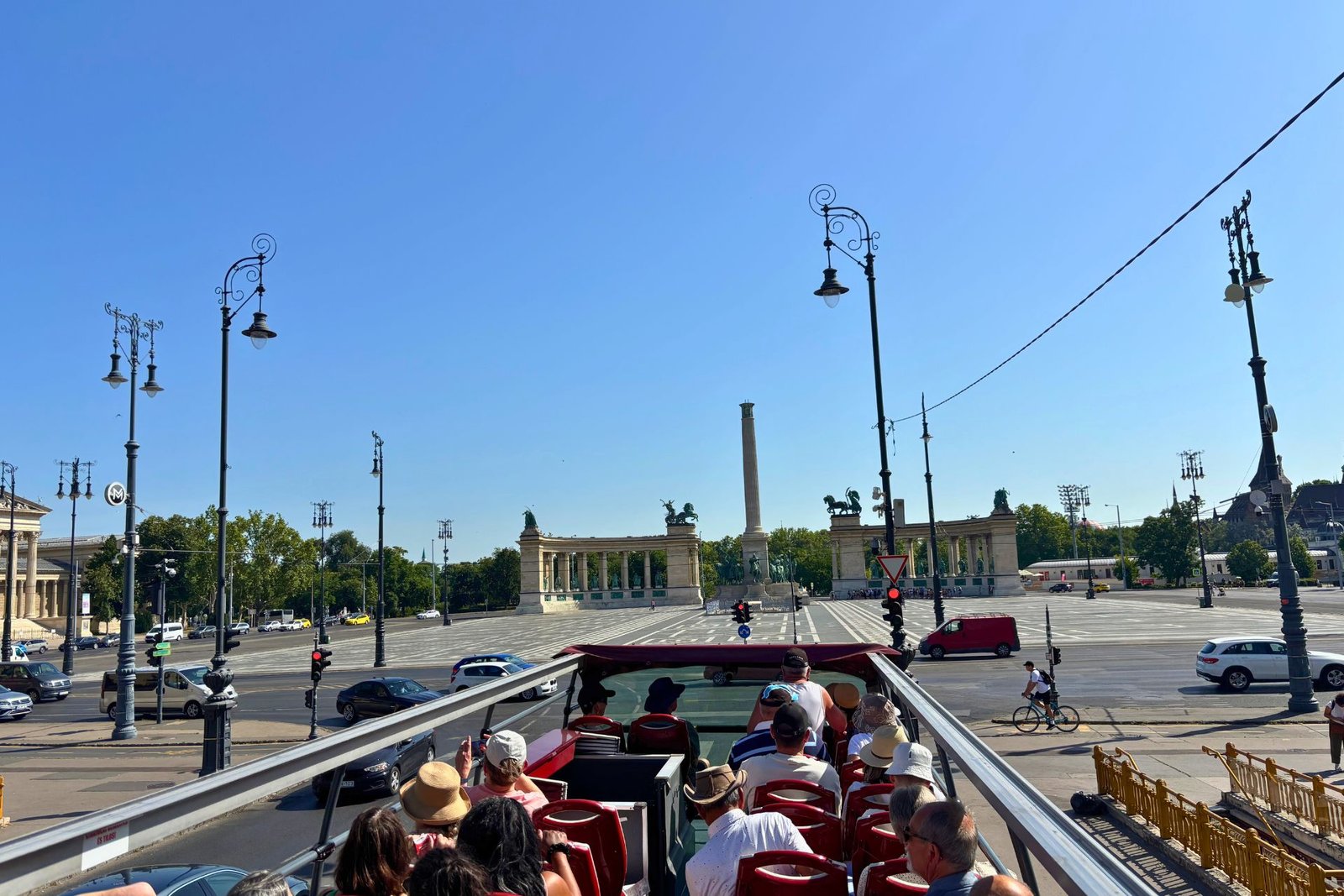 Γνωρίστε τη Βουδαπέστη με hop on hop off λεωφορείο - η πλατεία των Ηρώων