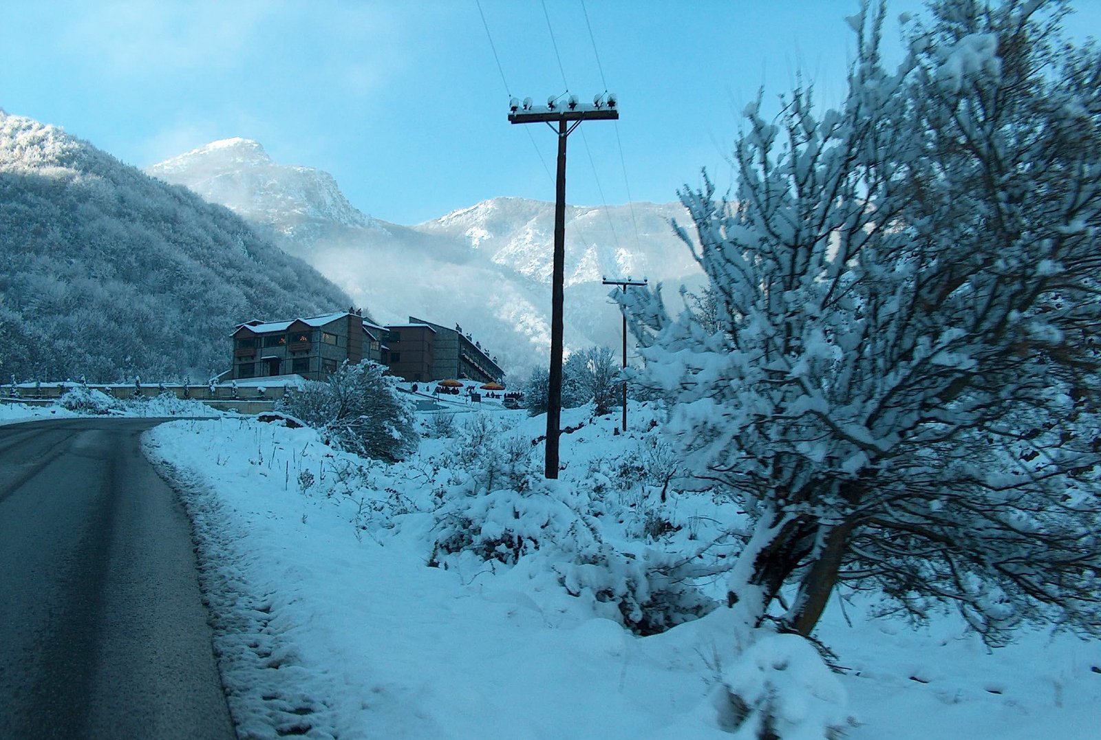 Ο δρόμος για το χιονοδρομικό Καϊμακτσαλάν με χιόνια