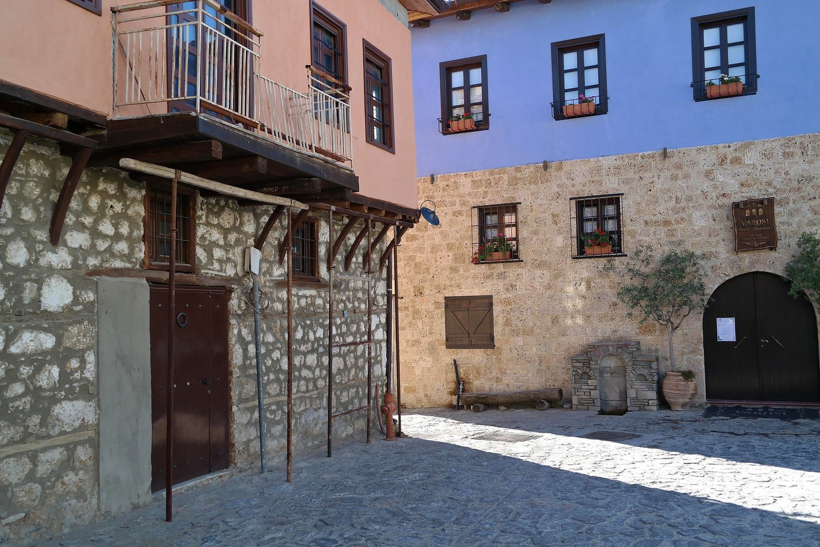 Στην Αρναία χαρακτηριστικά είναι τα μακεδονίτικα σπίτια με τα σαχνισιά και τα φουρούσια. 