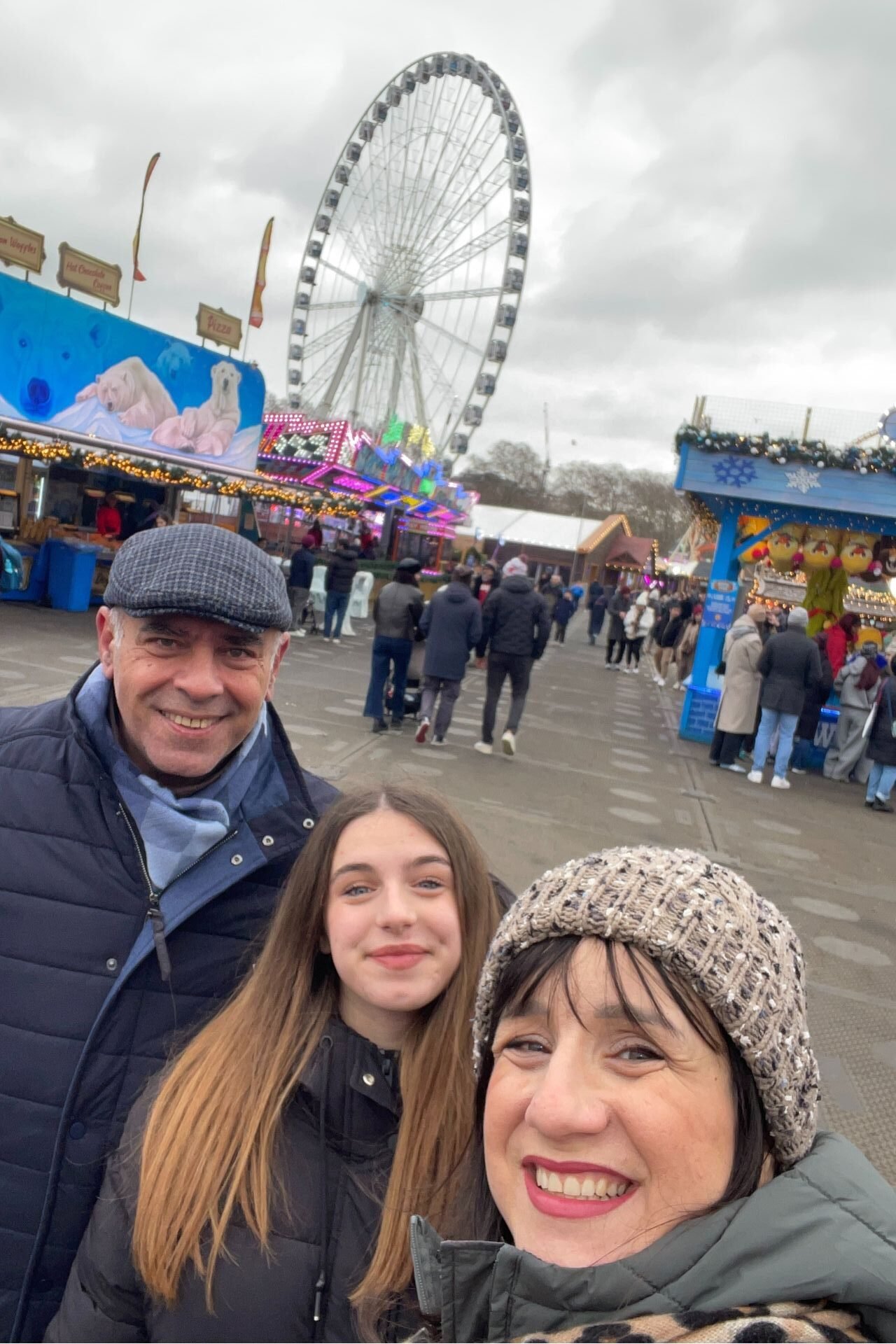 Οικογένεια στο χριστουγεννιάτικο πάρκο Winter Wonderland στο Λονδίνο 