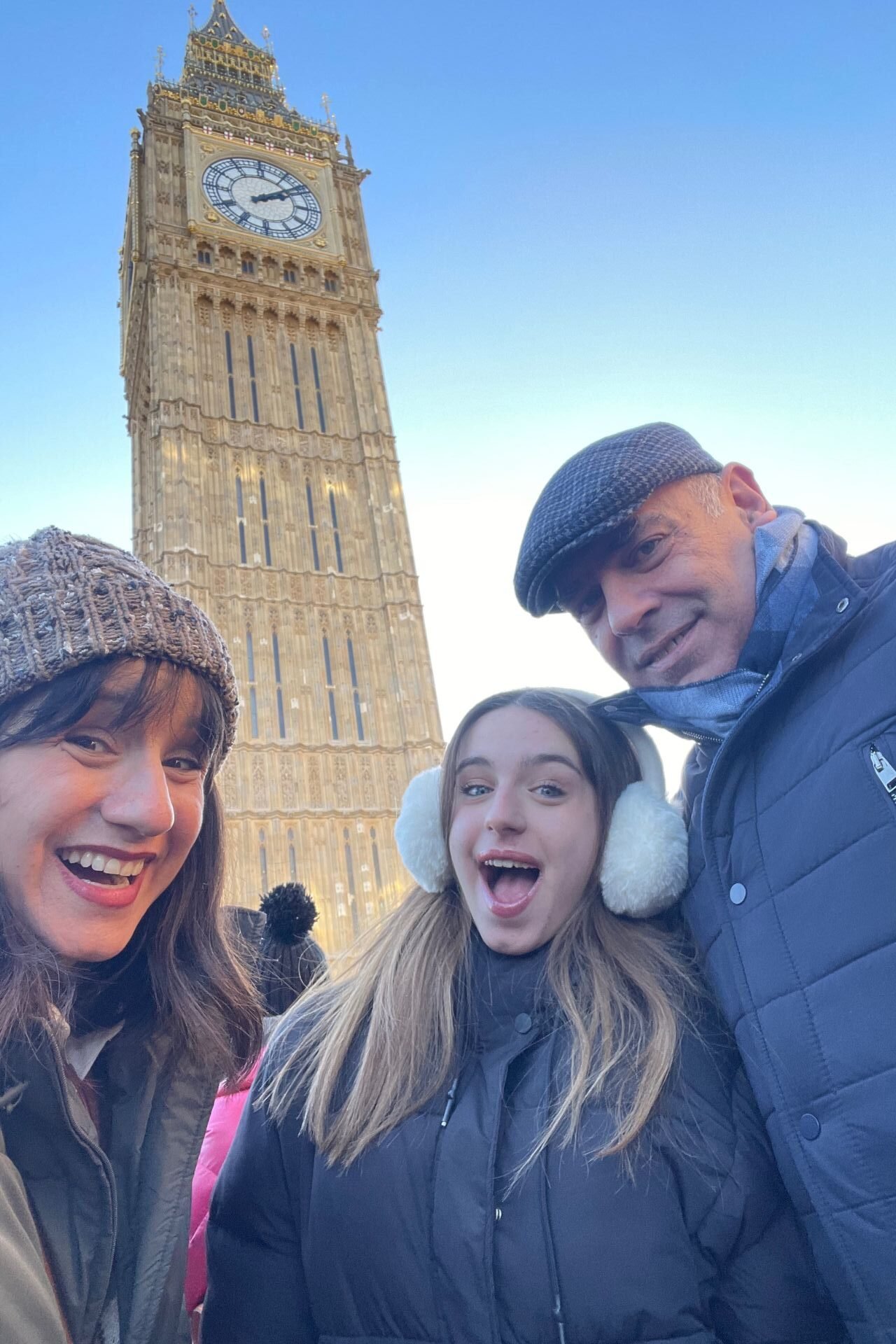 Οικογενειακό ταξίδι στο Λονδίνο. Οικογένεια με ένα κορίτσι στην εφηβεία μπροστά από το Big Ben