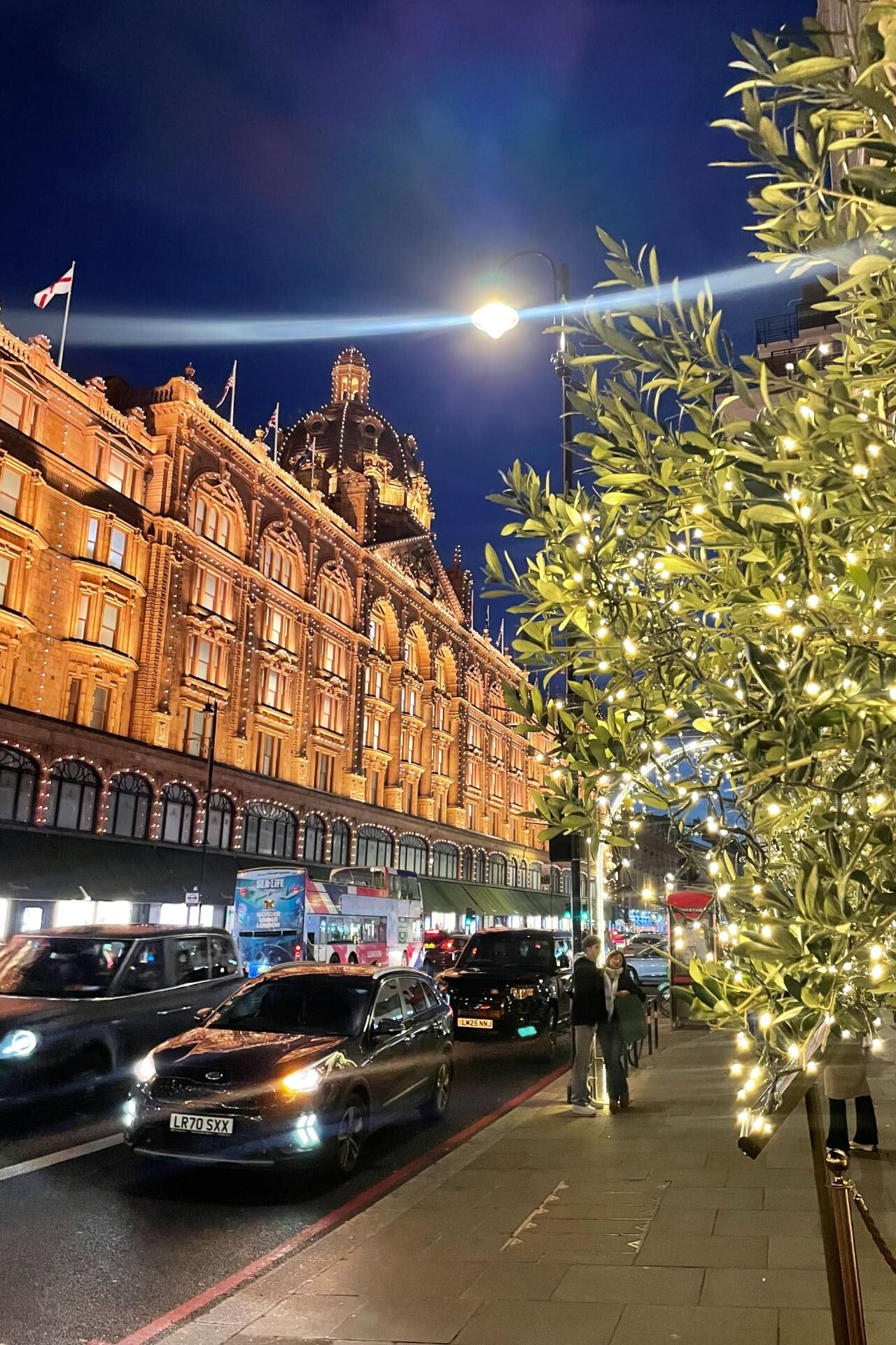 Χριστούγεννα στο Λονδίνο με στολισμένο Harrods 