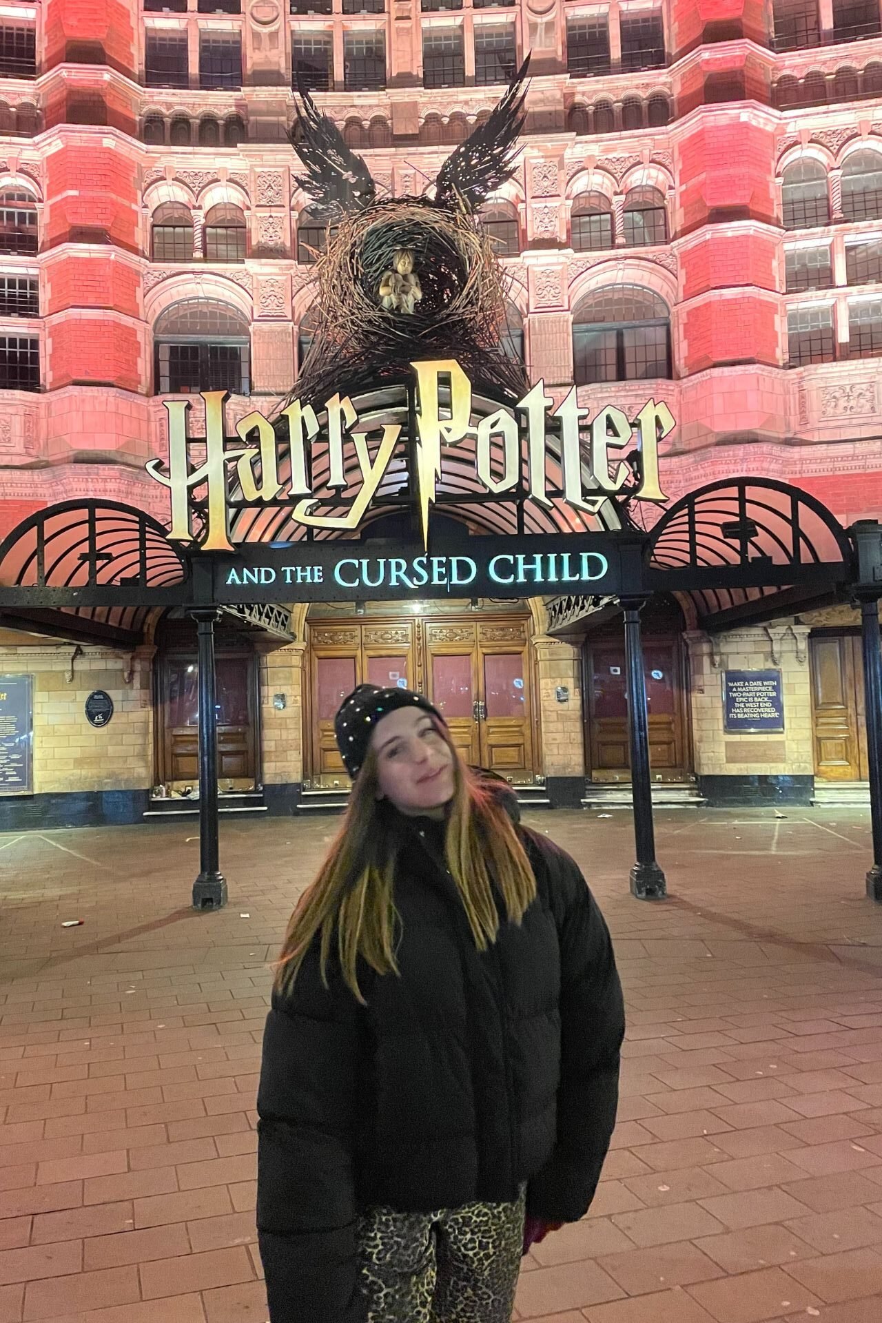 Κορίτσι στην εφηβεία μπροστά από το θέατρο του Harry Potter and the Cursed Child στο Λονδίνο 