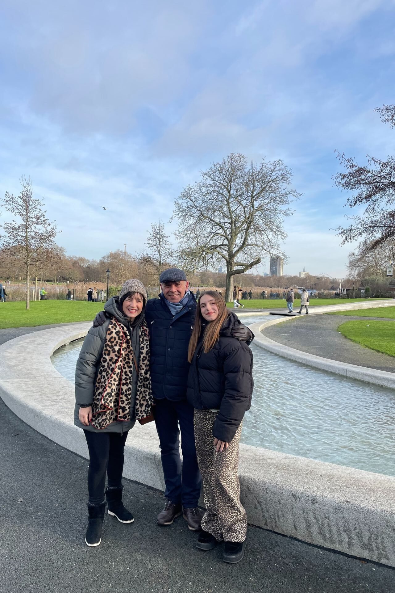 Οικογένεια στο μνημεία για την Πριγκίπισσα Νταϊάνα στο Hyde Park του Λονδίνου 