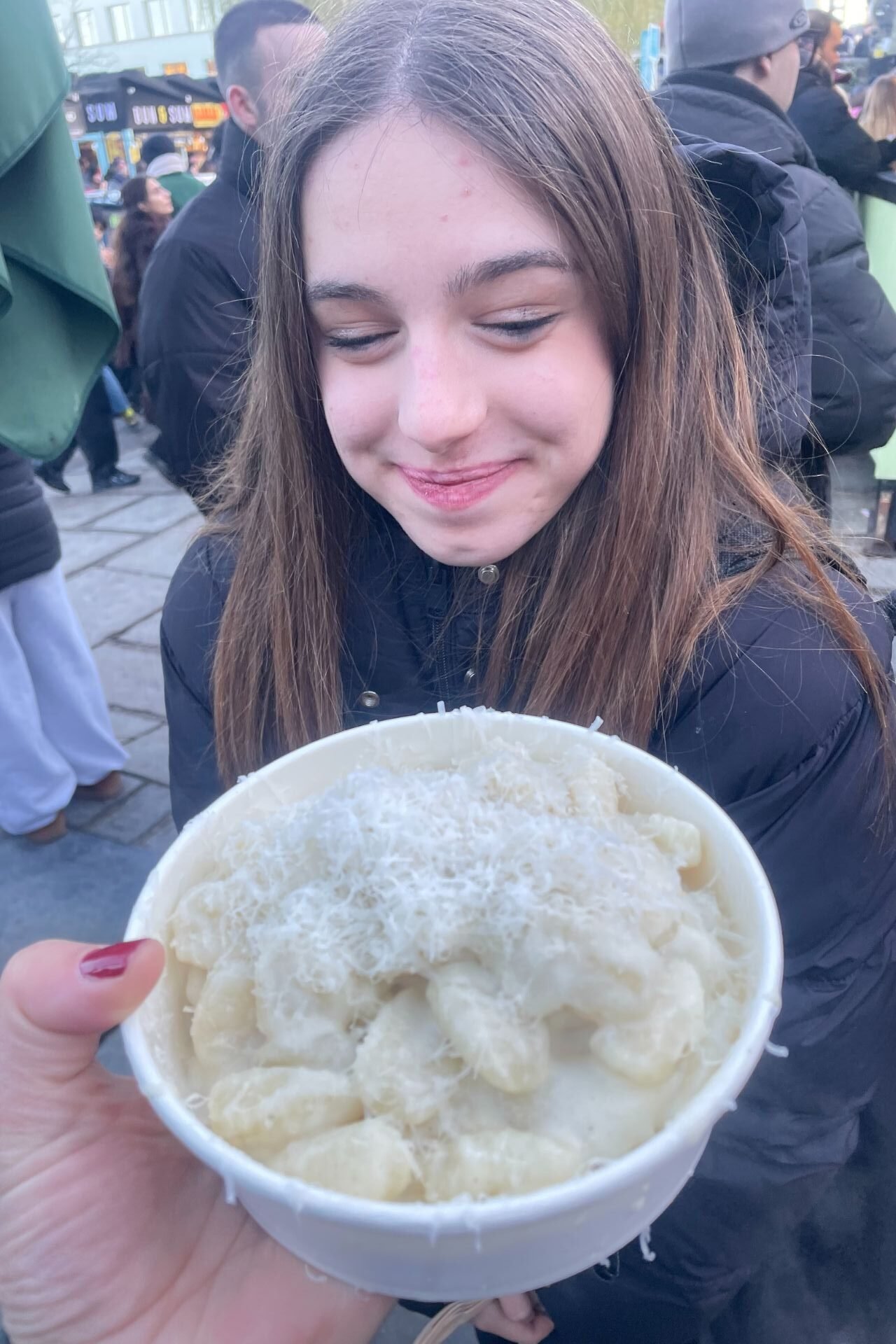 Κορίτσι που κρατάει ένα μπωλ με νιόκι από το Gniocchi Bar στο Camden Town