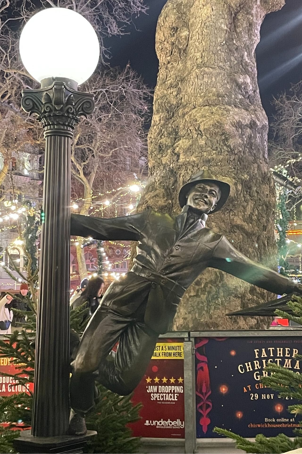 O Fred Aster ως χάλκινο άγαλμα στην Leceister Square - Λονδίνο 