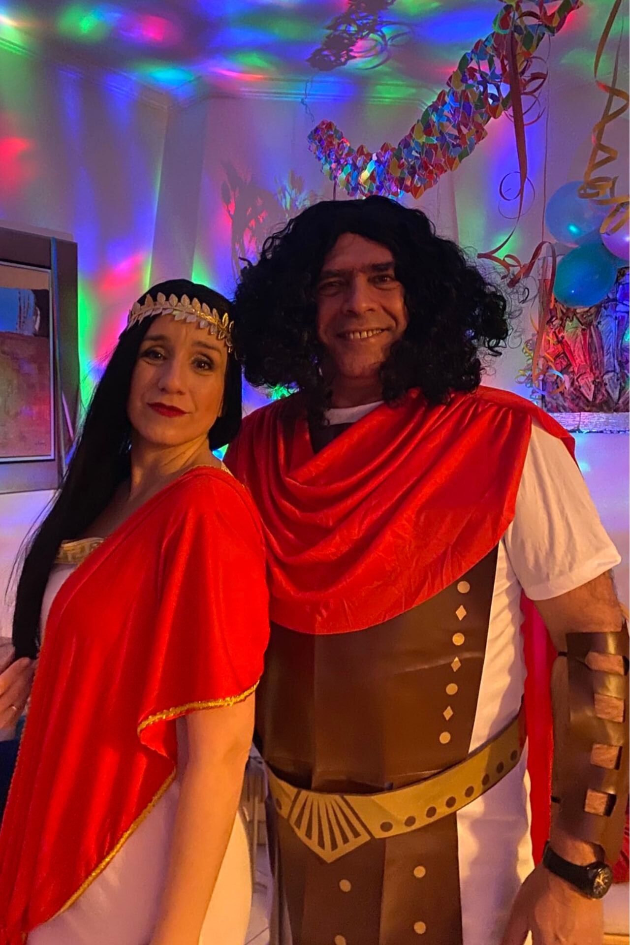 Ζευγάρι ντυμένο αποκριάτικα. Ρωμαίος Στρατηγός και Αρχαία Ελληνίδα 