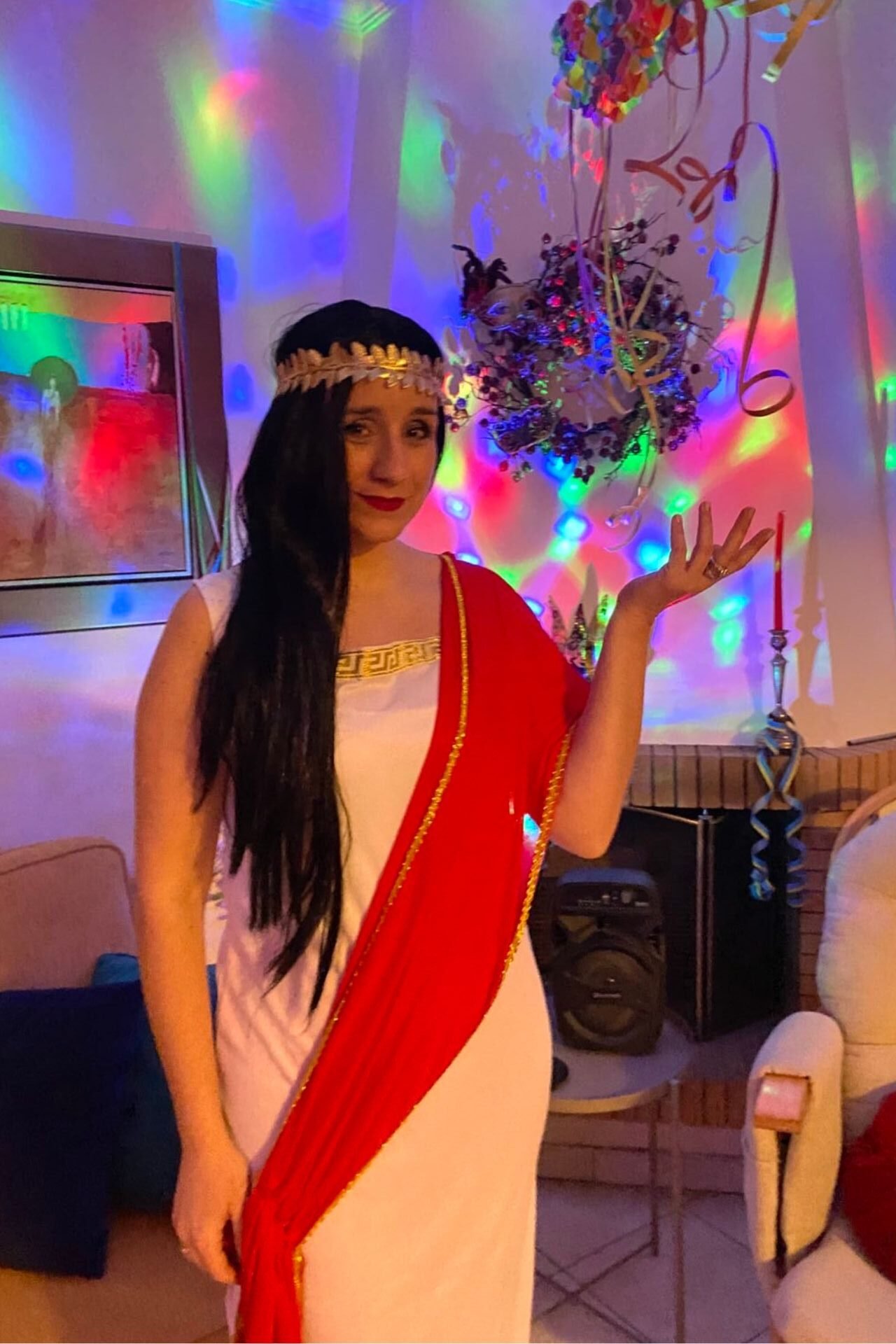 Γυναίκα ντυμένη αποκριάτικα ως Αρχαία Ελληνίδα Θεά