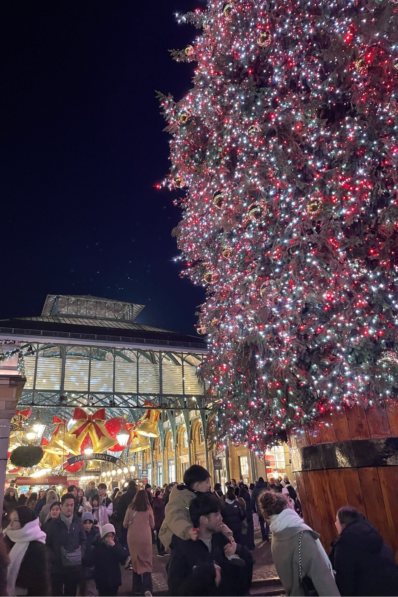Το Covent Garden και η Apple Market στολισμένα χριστουγεννιάτικα 