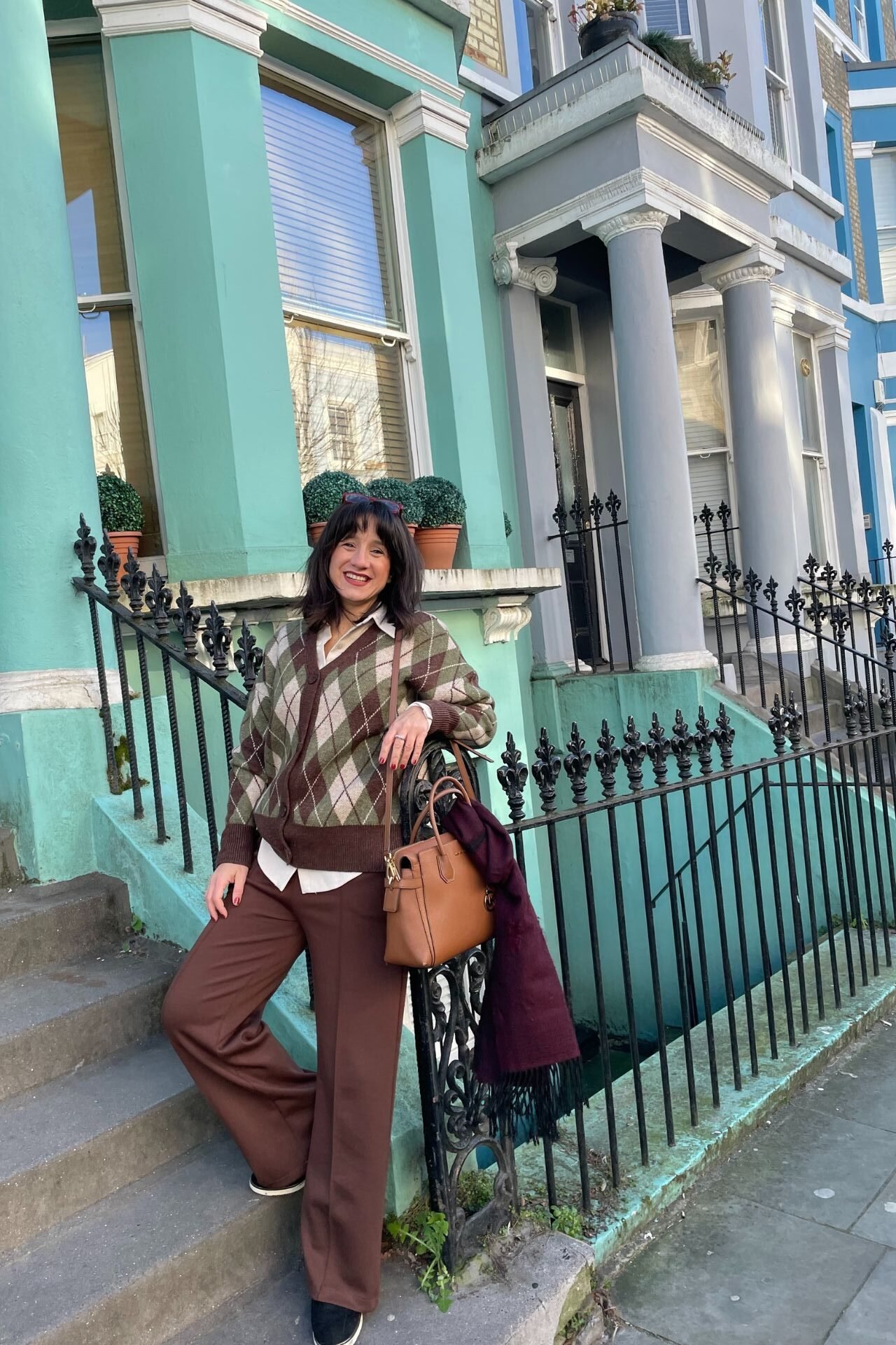 Γυναίκα μπροστά σε γραφικό σπίτι στο Notting Hill 