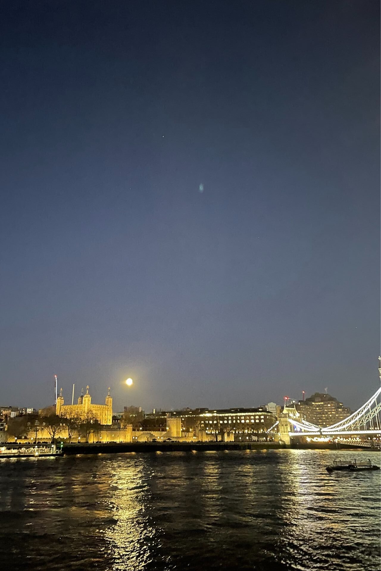 Βραδική θέα στο Tower of London και στο Tower Bridge 