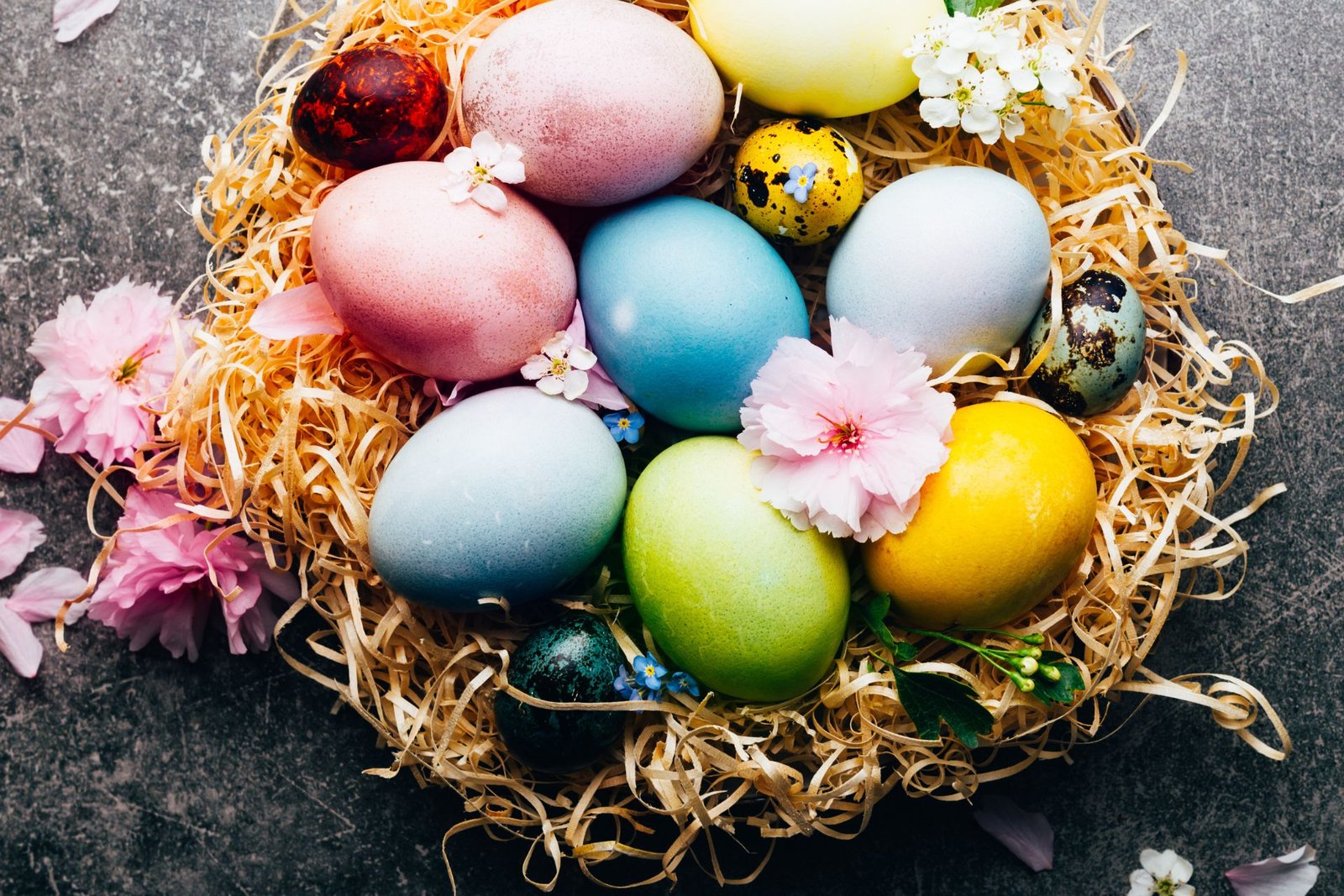 Πασχαλινά αυγά βαμμένα με φυσικό τρόπο.