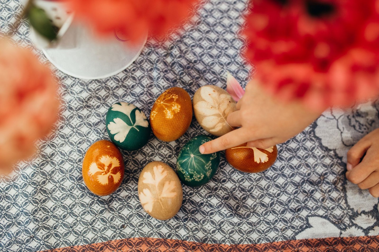 5+1 τρόποι για να βάψεις τα πασχαλινά αυγά με φυσικό τρόπο - αυγά βαμμένα σε γήινους χρωματισμούς 