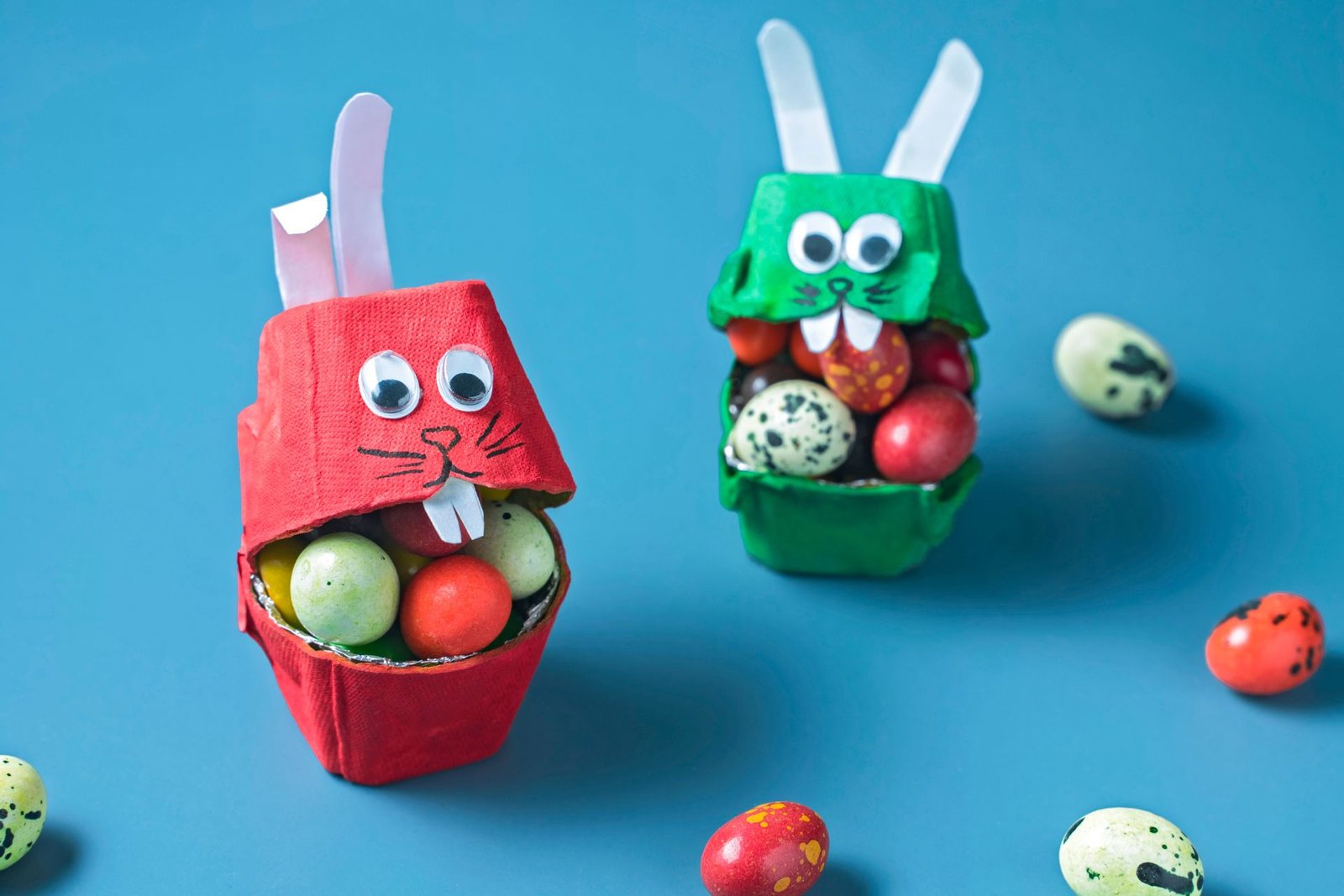 30+ ιδέες για χειροτεχνίες και πασχαλινές κατασκευές για παιδιά - Κουνελάκια από θήκη αυγών