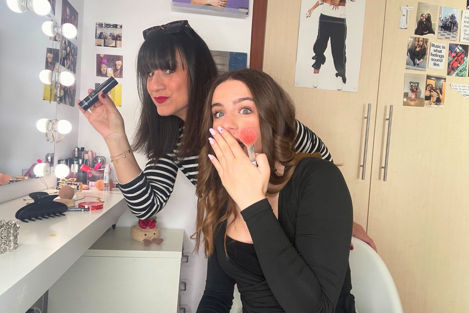 Έχετε δει στο προφίλ του anthomeli.com στο Instagram και το Tik Tok τη νέα σειρά βίντεο της Κάλης με τίτλο "Ποια προϊόντα ομορφιάς κλέβω από την κόρη μου;"