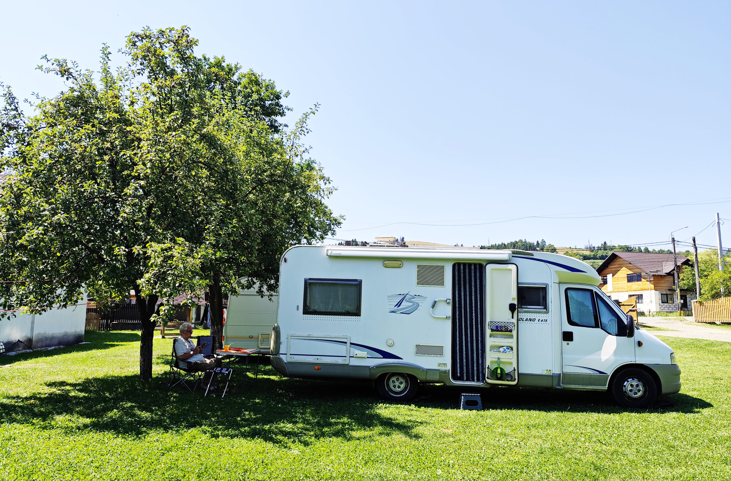 Διαμονή στο χωριό Humor. Pensiunea & camping Cristiana